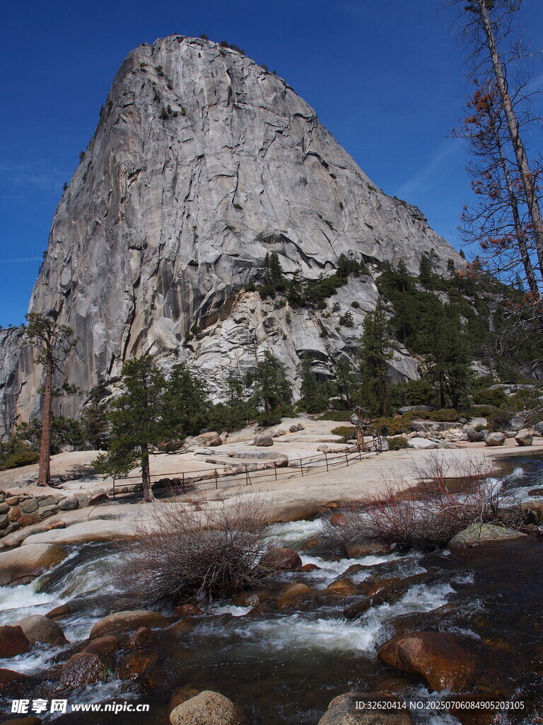巍峨山峰下的潺潺溪流