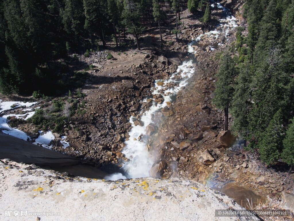 山间湍急溪流景观