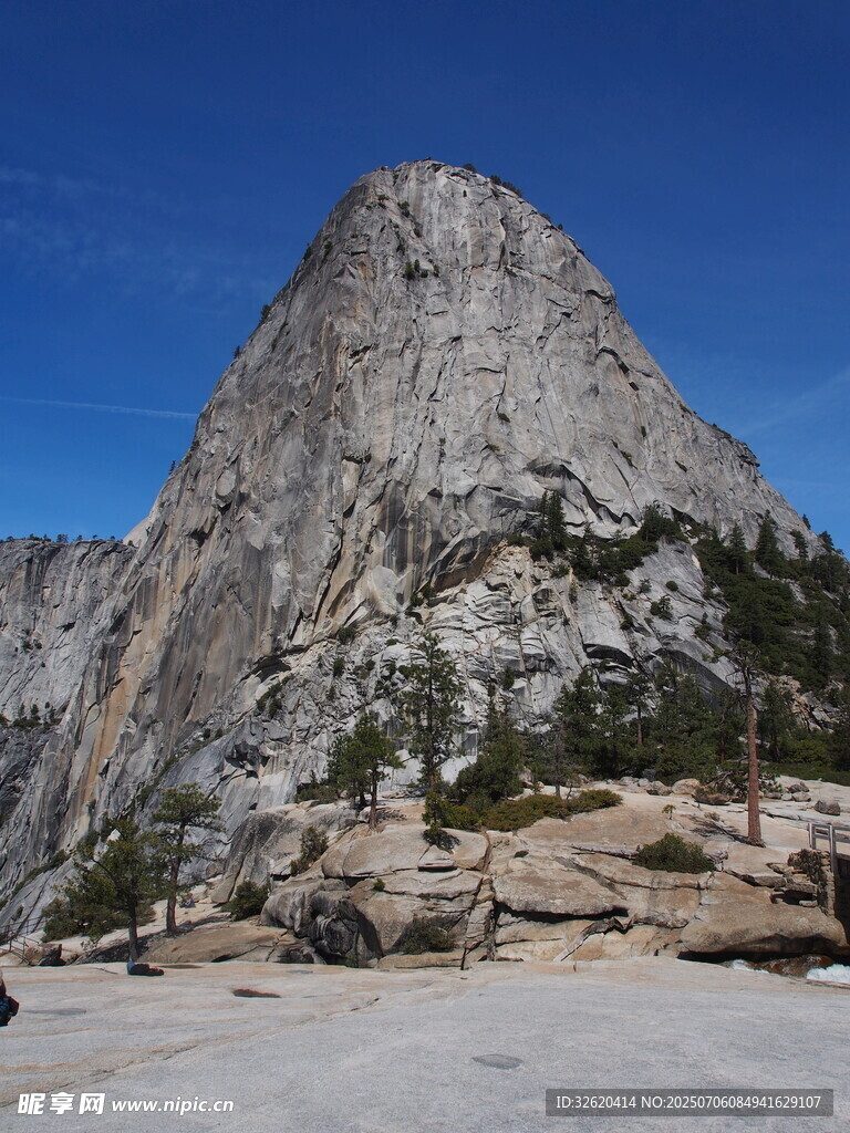 巍峨山峰蓝天相伴