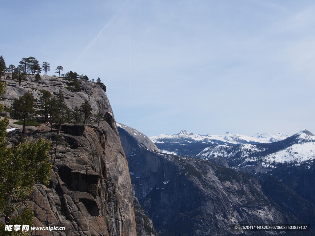 悬崖边的壮丽山景
