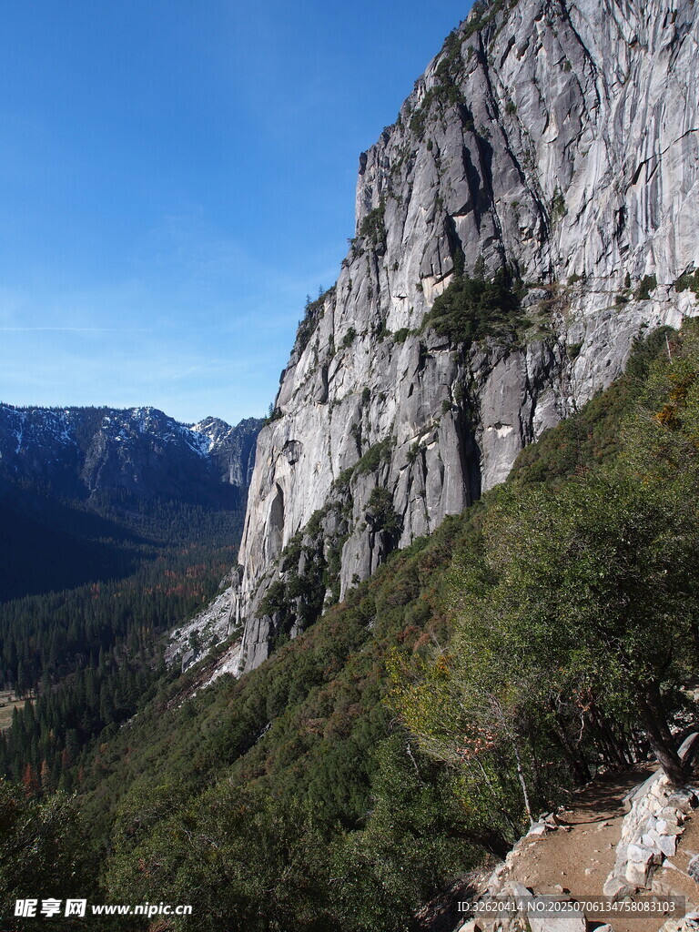 巍峨山壁与葱郁山林