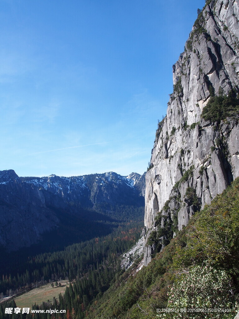 壮丽山景 峭壁下的山谷风光