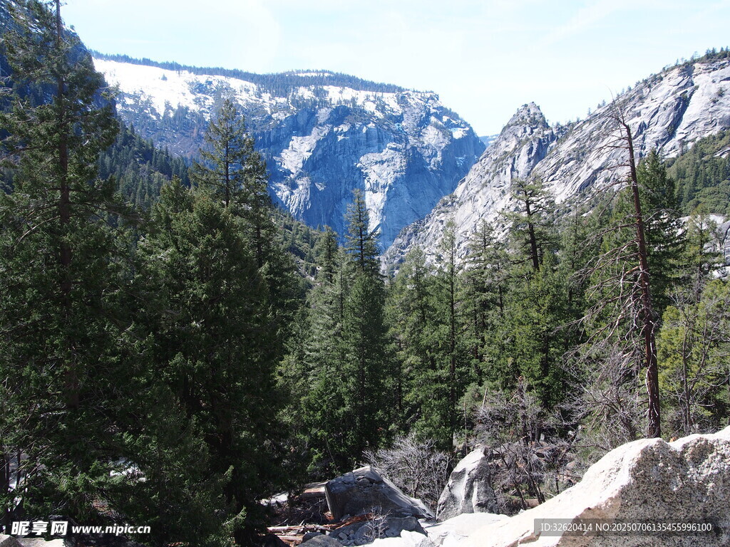 山林间的壮丽雪山景观