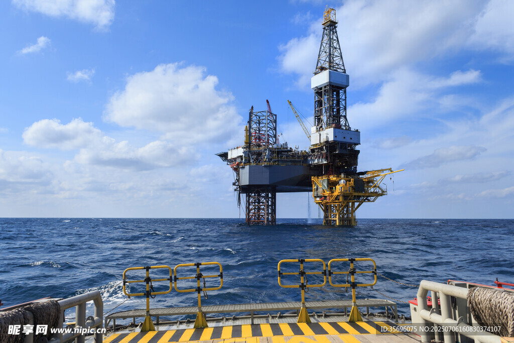 海上石油钻井平台景观
