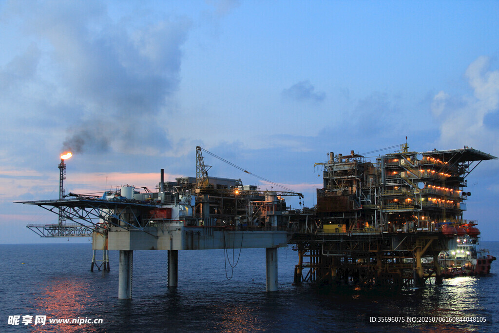 海上石油钻井平台景观