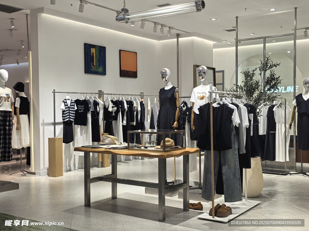 时尚服装店内部陈列展示