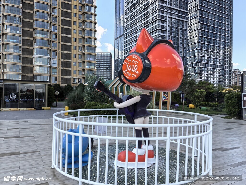 城市广场上的卡通雕塑