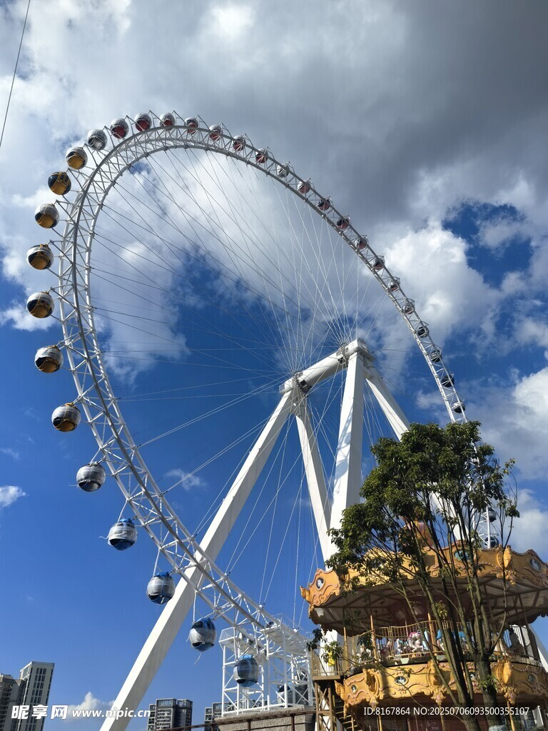 城市中的巨型摩天轮景观