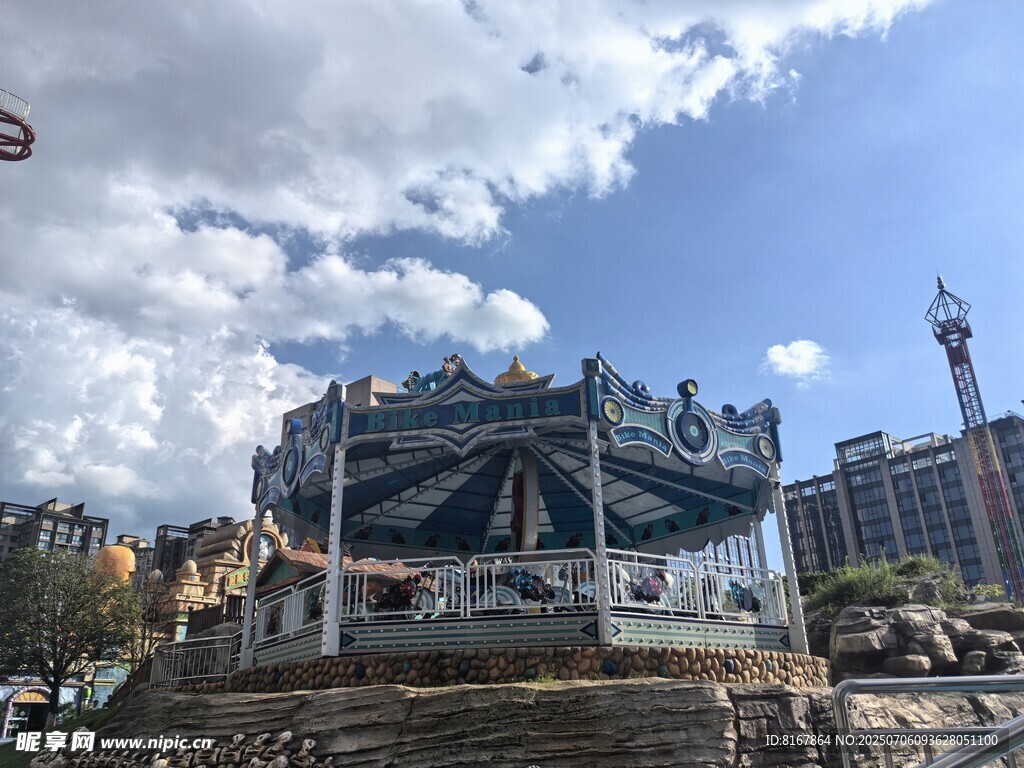 城市中的旋转木马景观