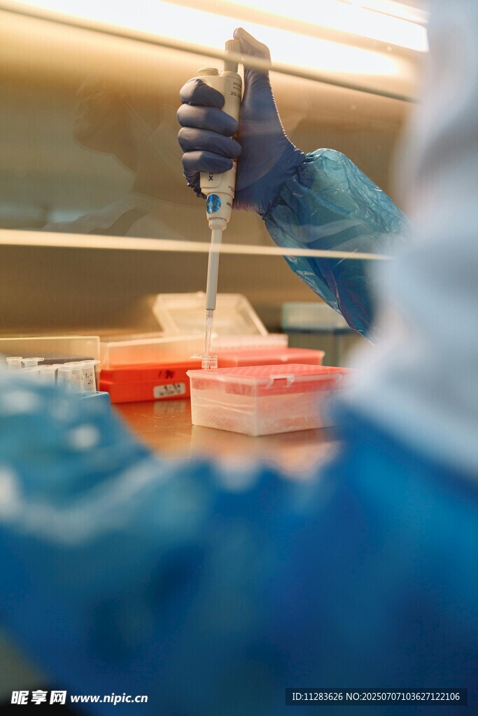 实验室人员进行实验操作