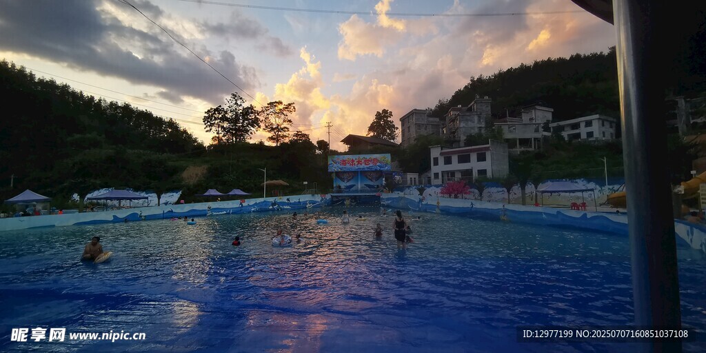 夕阳下的泳池美景