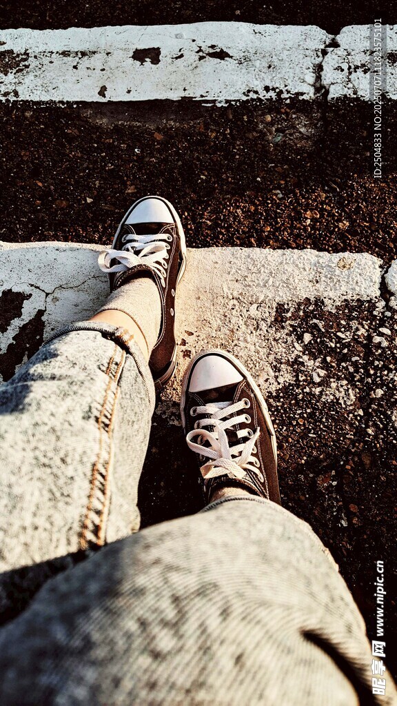 双脚置于户外地面场景