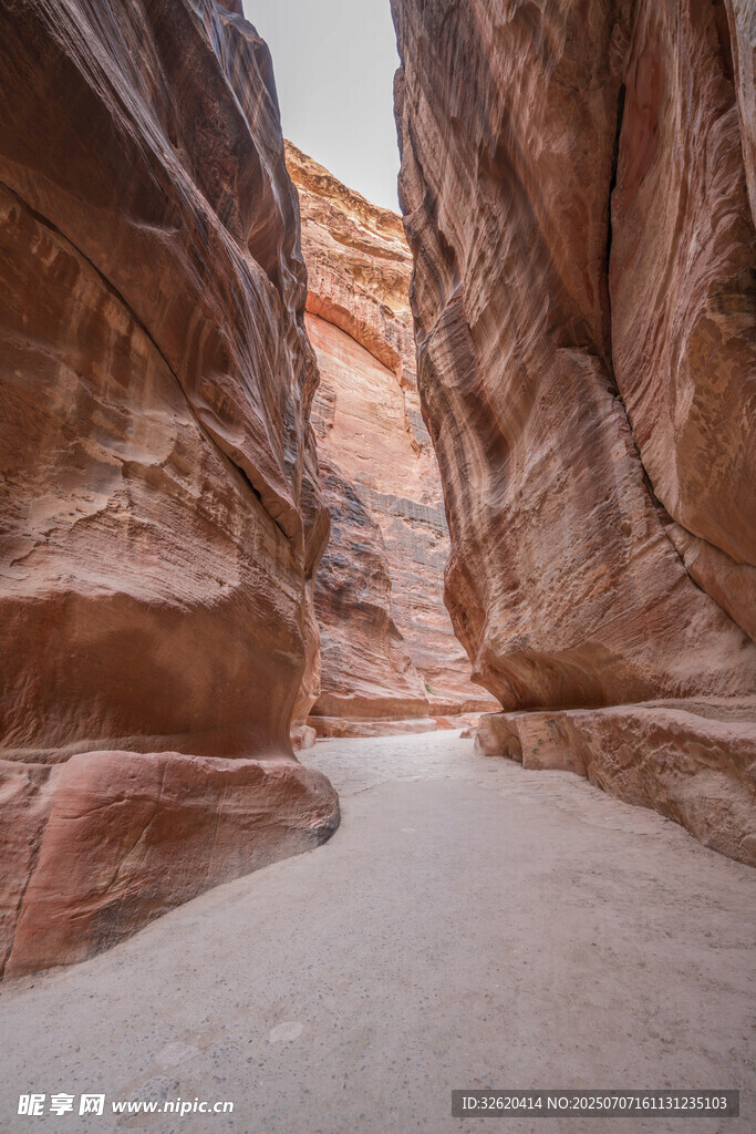 狭窄峡谷中的壮丽岩石景观