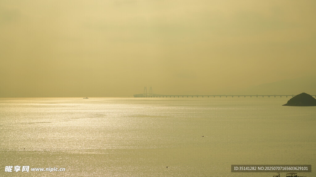 金色海面中的港珠澳大桥
