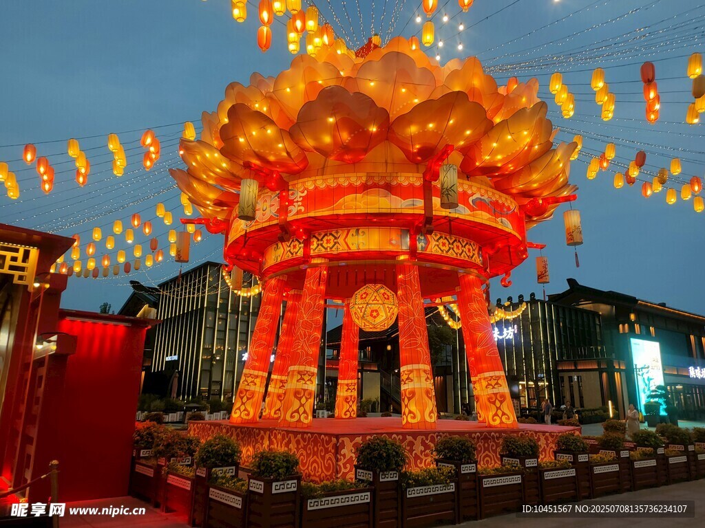 古街华丽彩灯点亮夜色