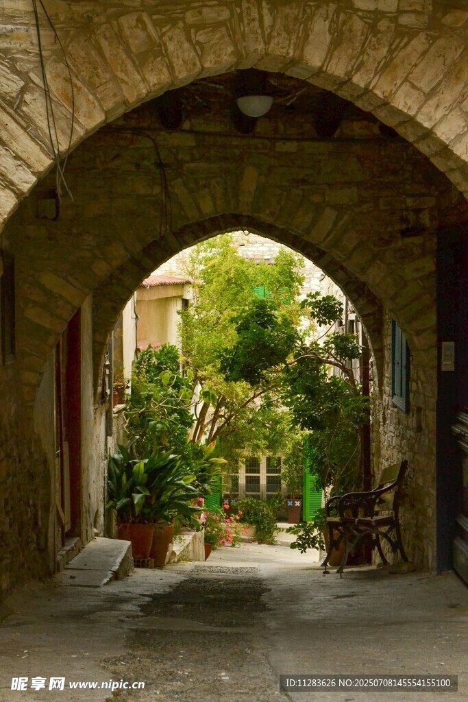 拱形门洞后的庭院景致