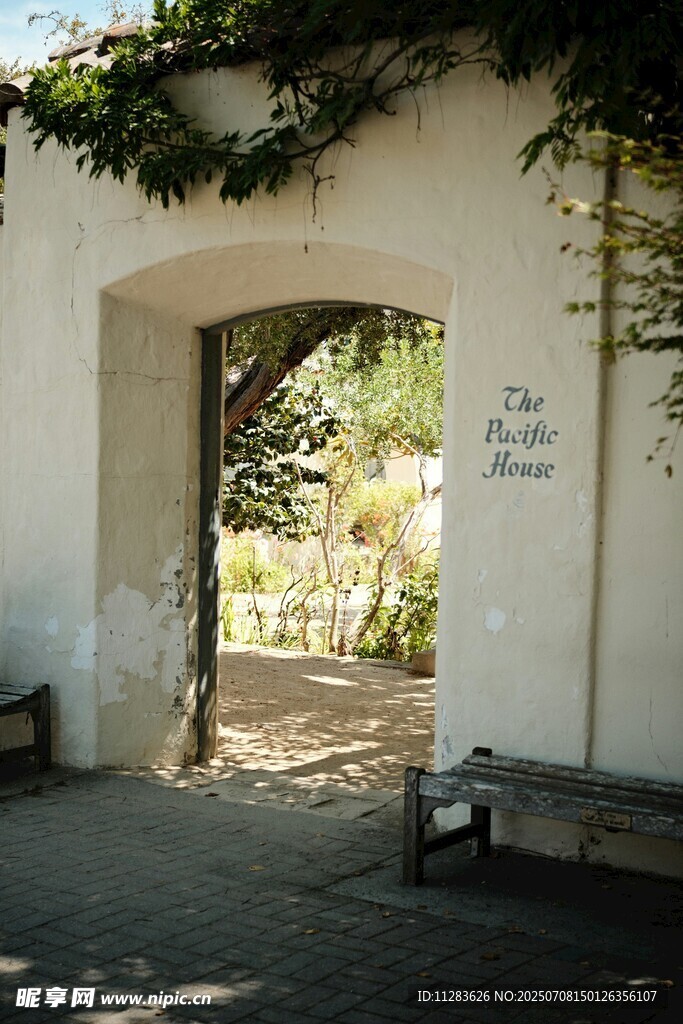 拱形门洞下的户外景致