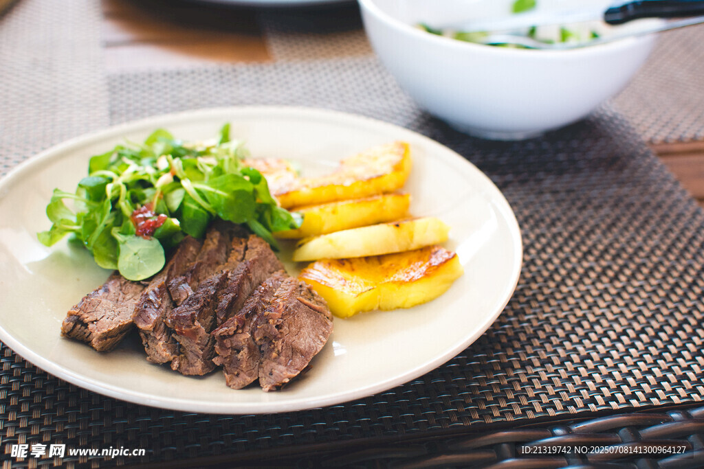 美味牛排配蔬菜与薯块