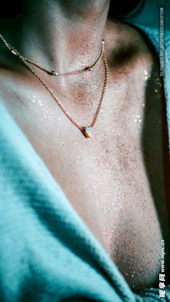 精致项链装点优雅颈部