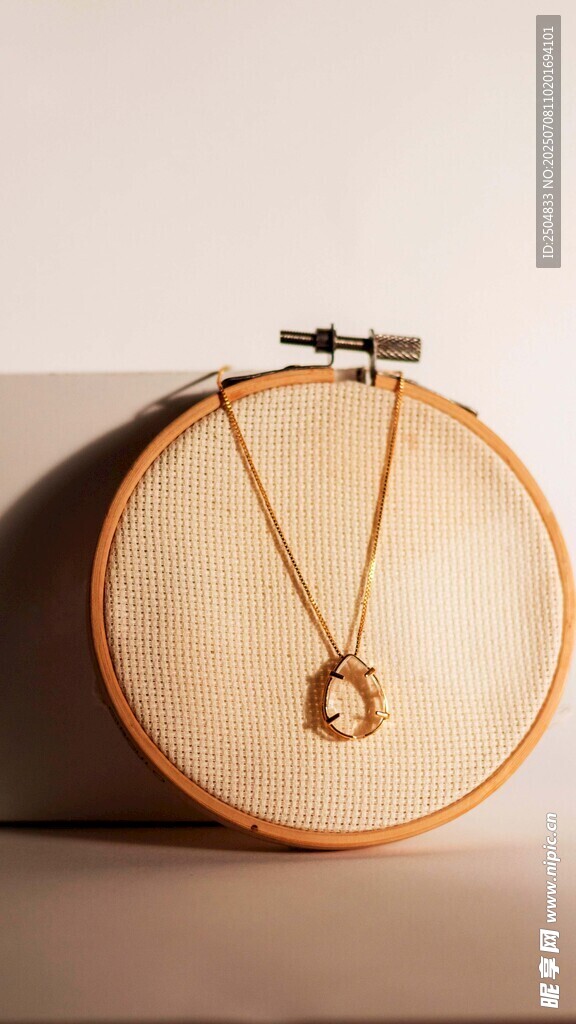 木质圆鼓配精致项链饰品