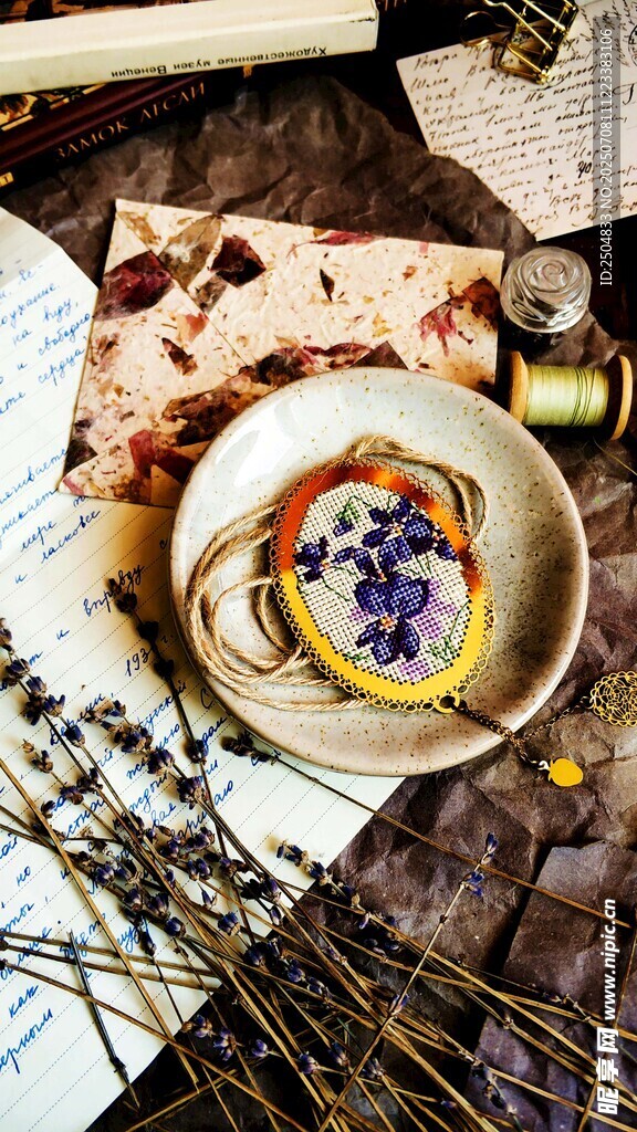 复古风餐具与自然元素组合