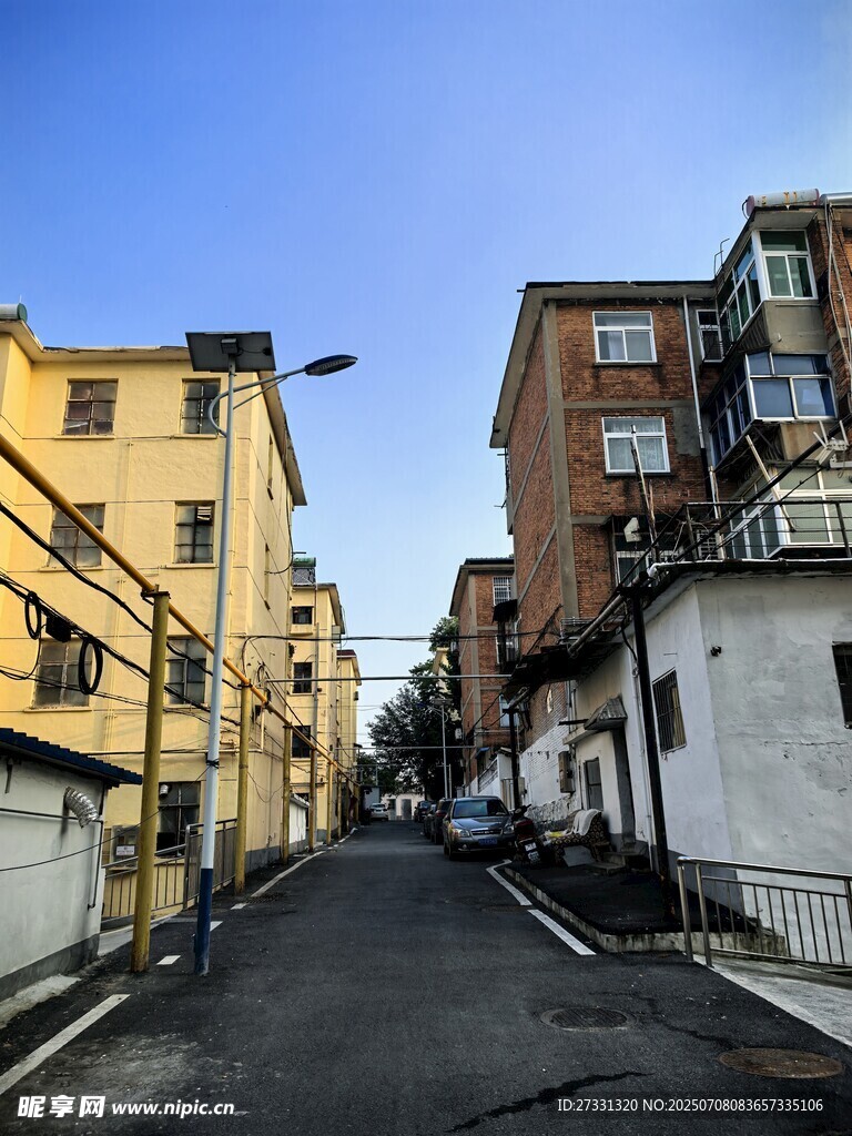 狭窄街道旁的多彩建筑