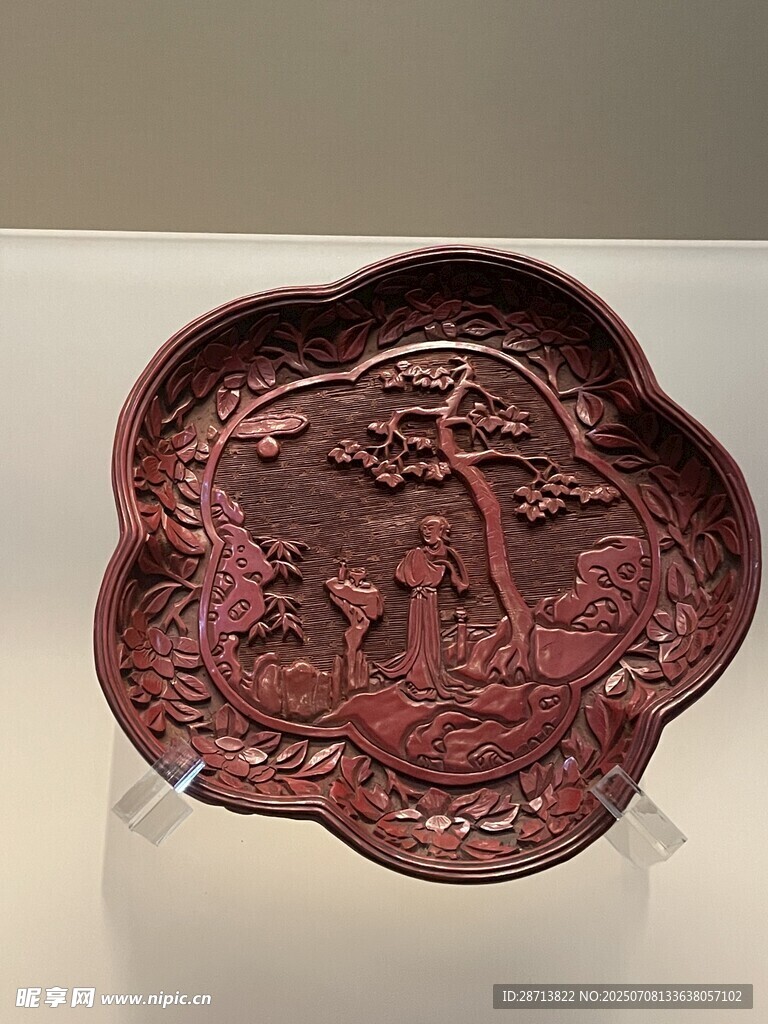 雕花红盘  古韵工艺之美