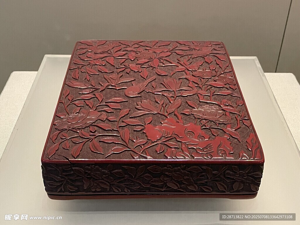 精美红色雕花漆盒
