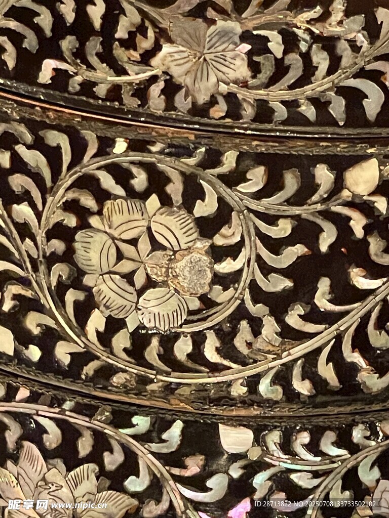 黑漆嵌螺钿精美雕花图案