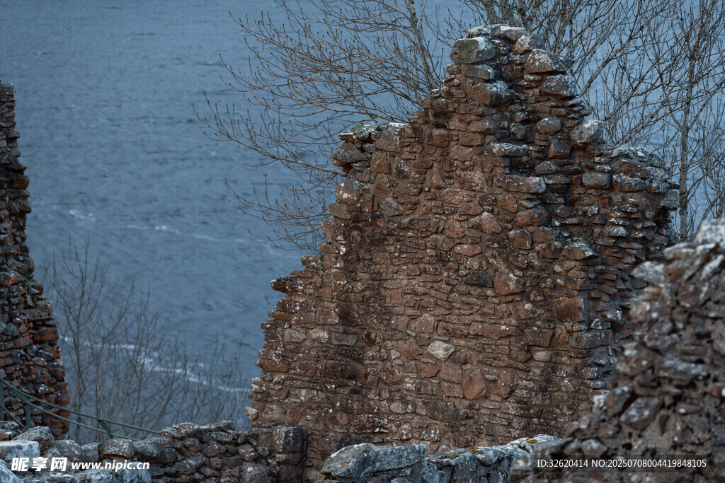 冬日残垣断壁的萧瑟景象