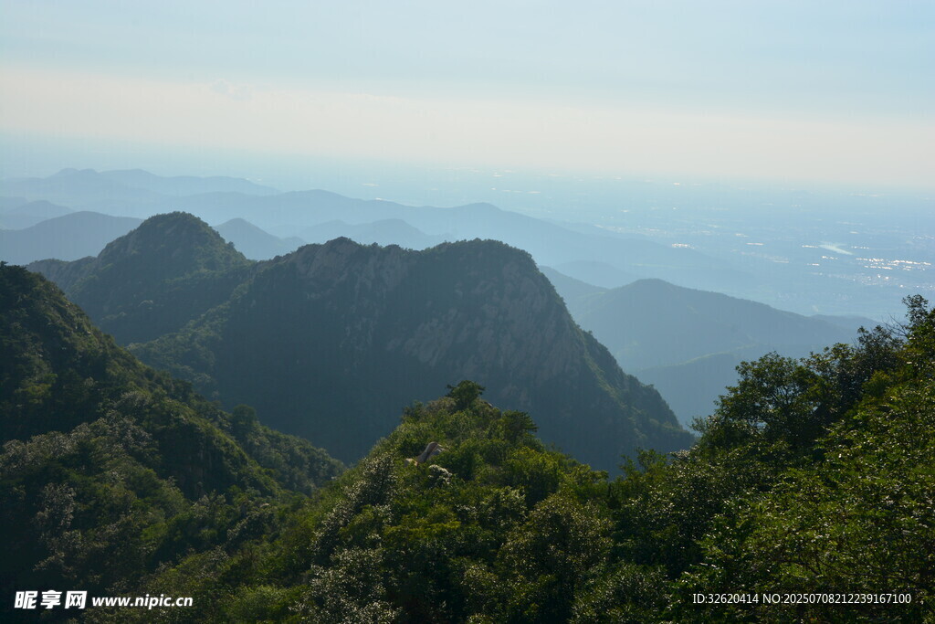 山峦叠翠的壮美自然景观