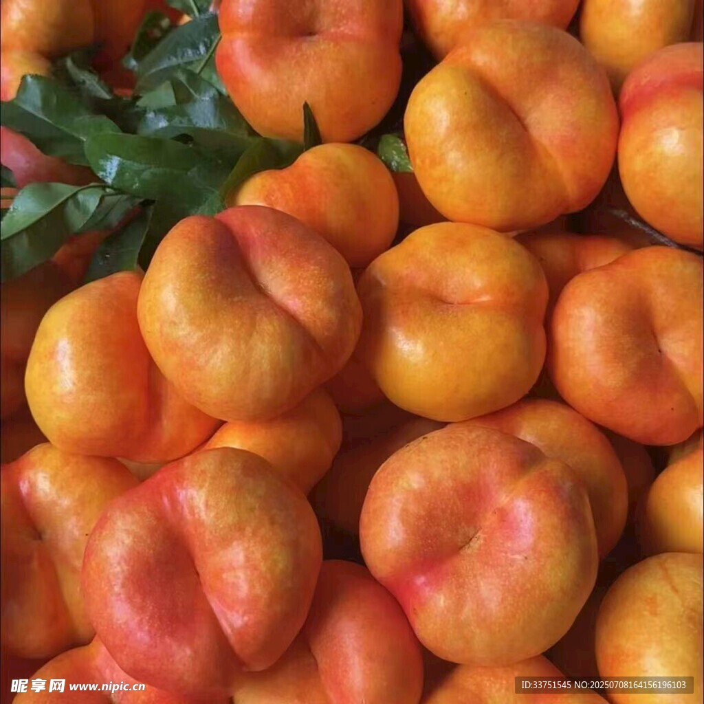 新鲜饱满的蟠桃