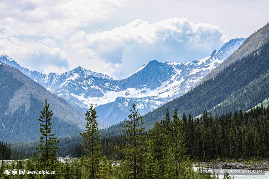 壮丽雪山下的森林湖泊