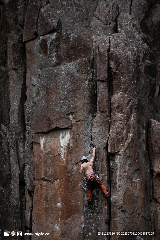 攀岩者挑战陡峭岩壁
