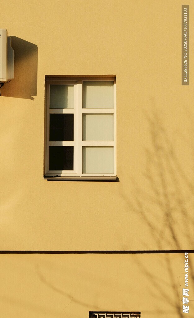 黄色墙面的简约窗户