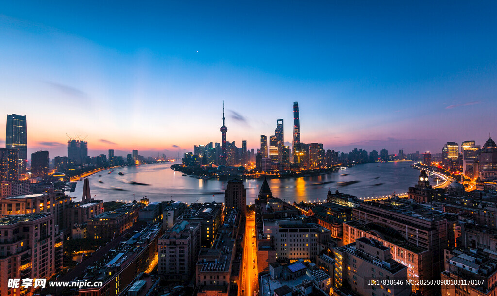 上海城市天际线黄昏美景