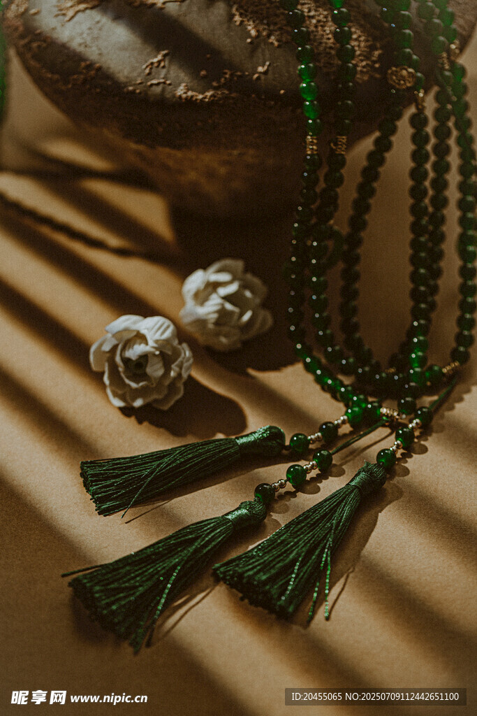 复古绿流苏珠串饰品展示