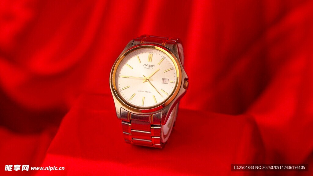 银色手表置于红色背景上