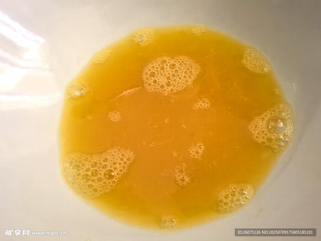碗中黄色蛋液带气泡
