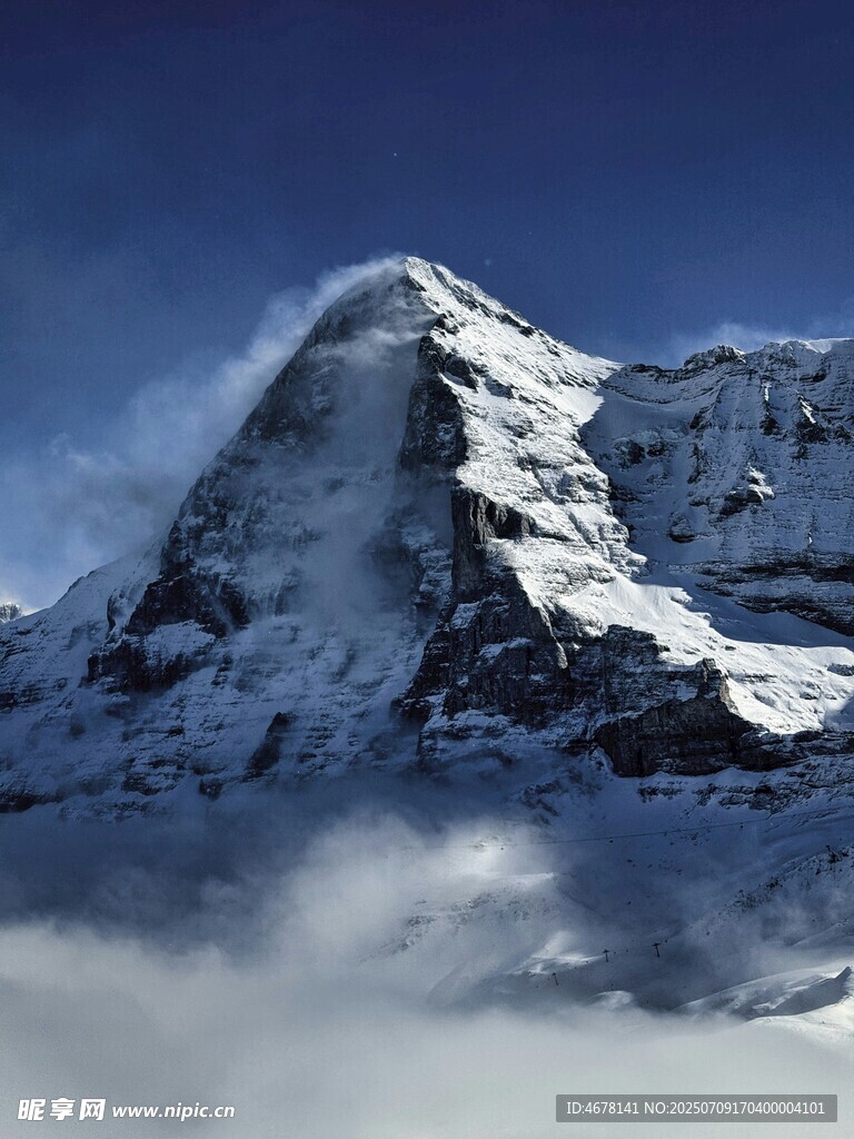 巍峨雪山云雾缭绕之景