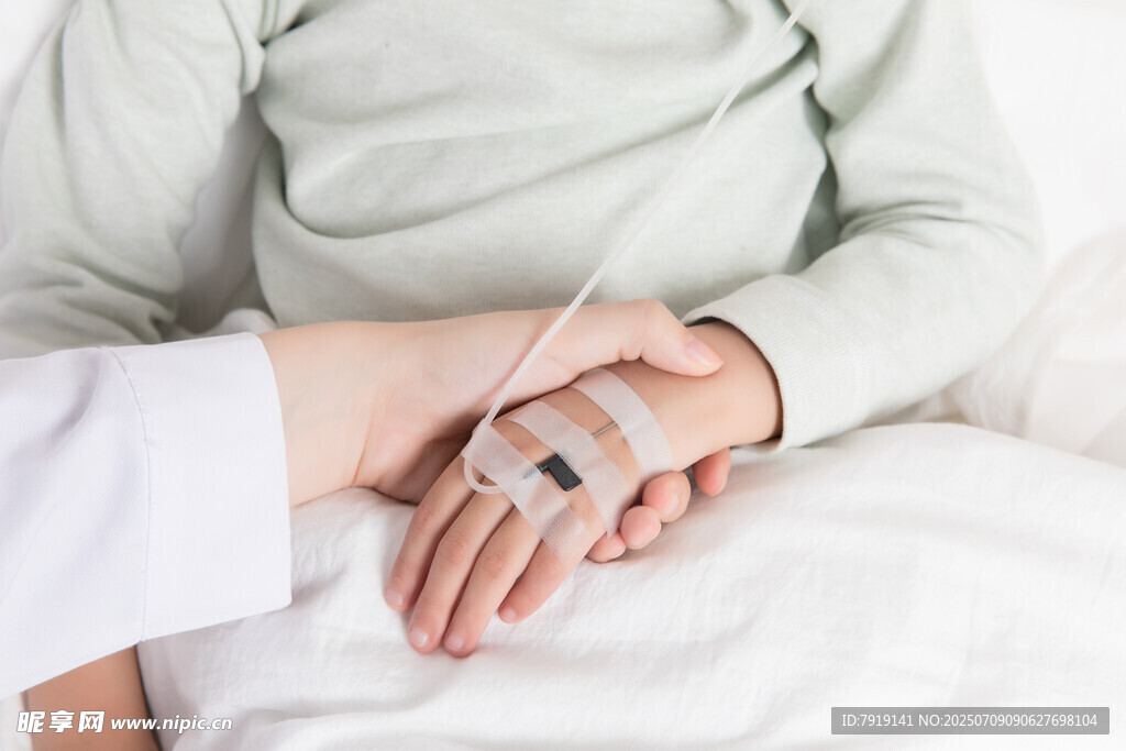 医护陪伴患者输液场景