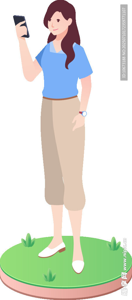 女子手持手机站立于草地