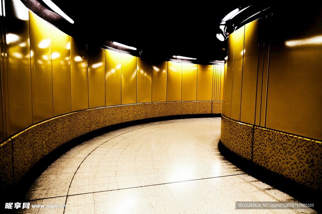 地下通道的暖光弧形空间