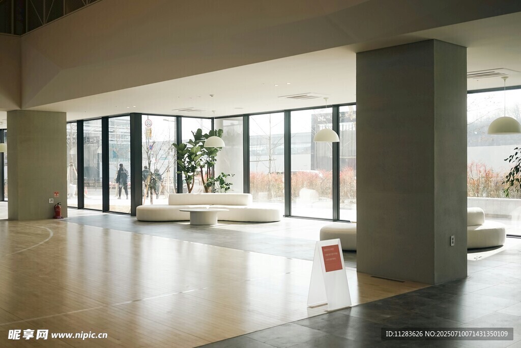 现代简约风格的宽敞大厅