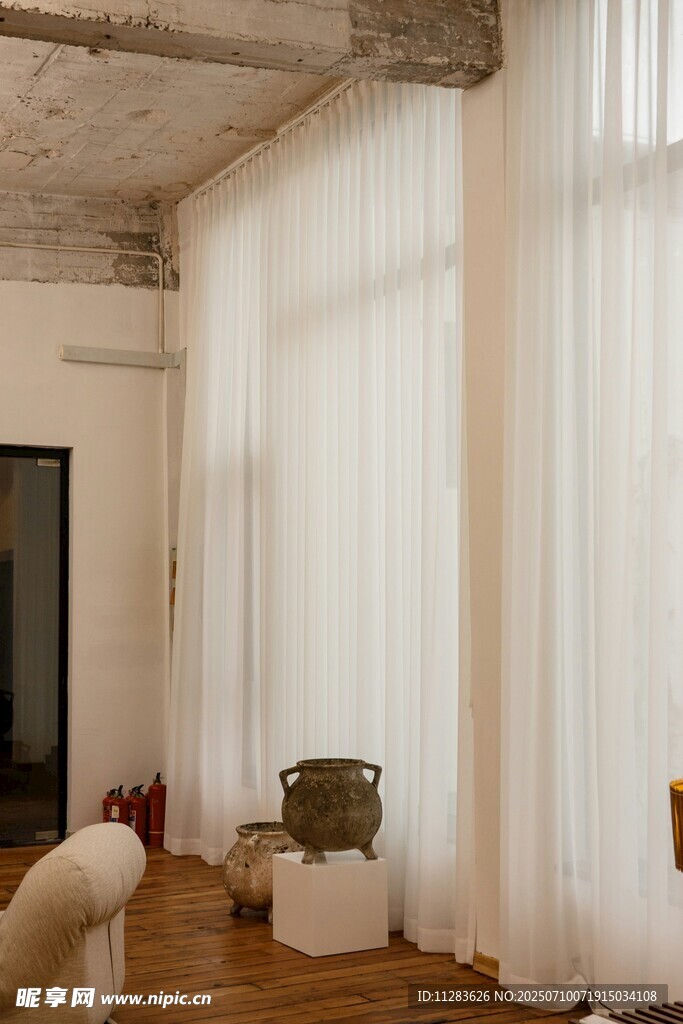 简约客厅白色纱帘装饰