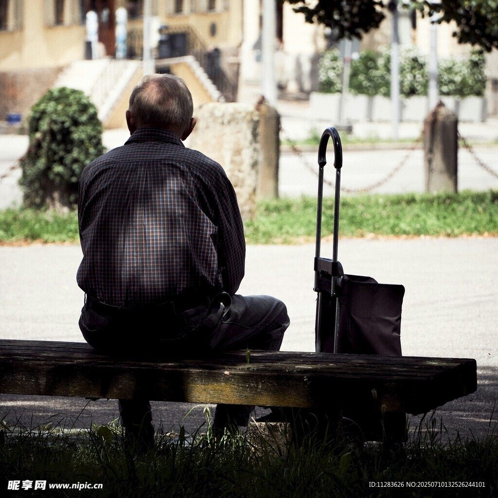 老人独坐长椅