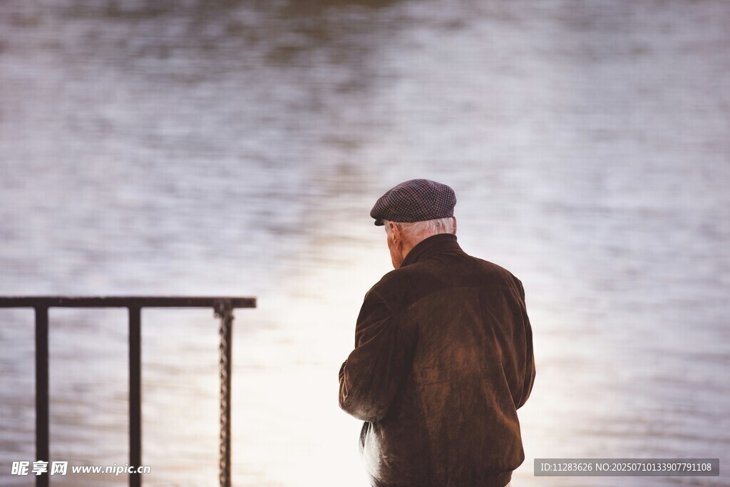 河边独站的沉思老人
