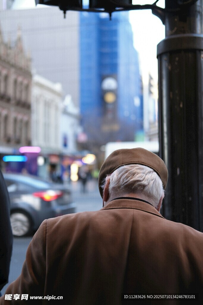 街头独行老人背影
