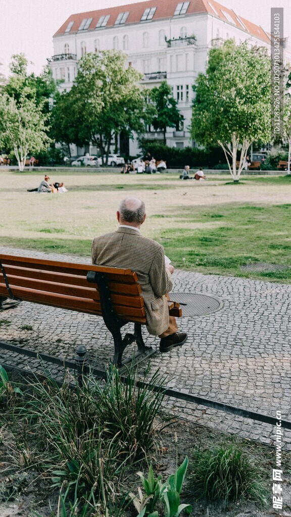 长椅上独坐的老人