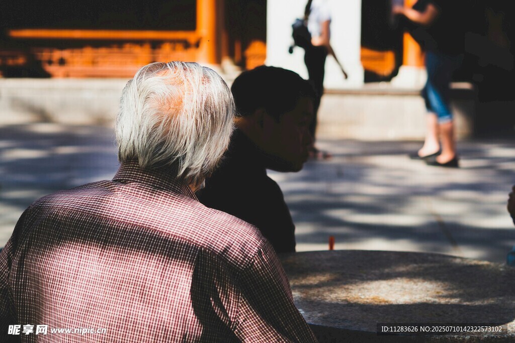 老人背影